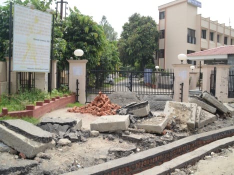 accident due to broken roads in dehradun