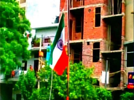 bjp hoisted national flag by wrong side in srinagar