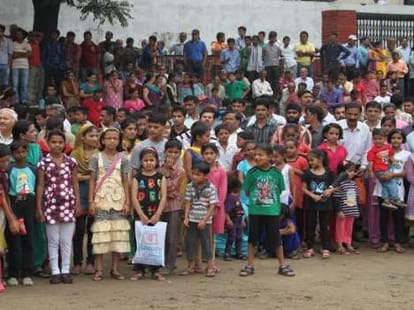 kerala school stops to sing vandemataram.