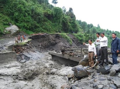 loot from flood victims continues in kashmir