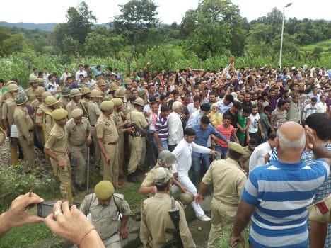 police lathicharge over panther party workers