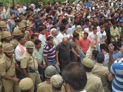 police lathicharge over panther party workers