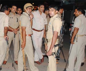 public attack on police in noida.