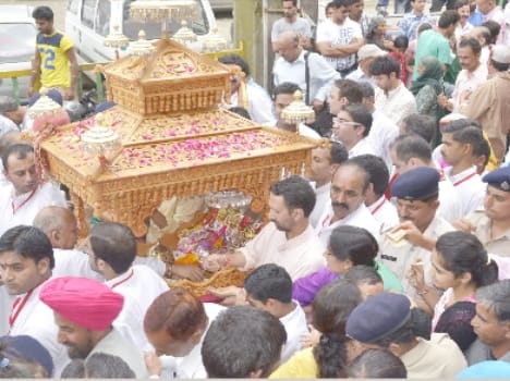 he procession turned maa Sulini