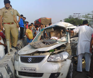 Car meets deadly accident, passengers safe