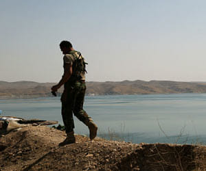 iraq army pushed to is from mosul dam and retake it