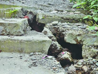 Cracks on the ridge maidan alarming danger to residential area of padam complex