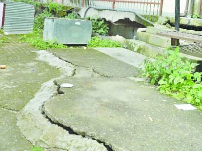 Cracks on the ridge maidan alarming danger to residential area of padam complex