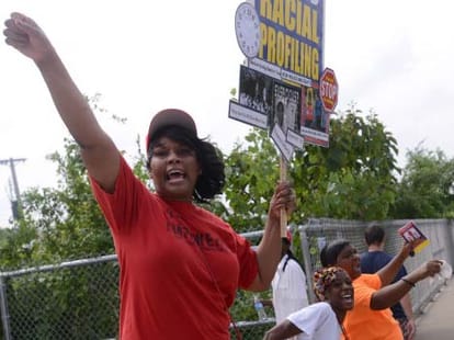 obama apeals to keep peace on a black youth murder.