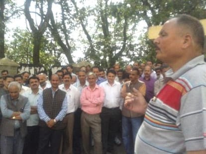 hp university employees may go for strike