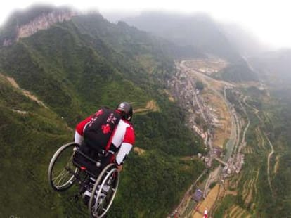 paralyzed base jumper does it again 
