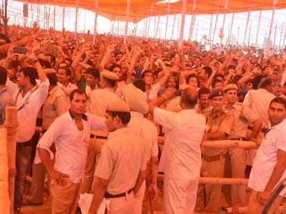 Maharashtra chief minister not share stage with prime minister modi.