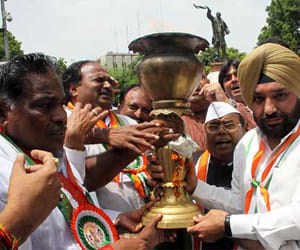 Rajiv gandhi bath from milk