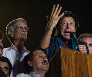 protest against nawaz in pakistan continue