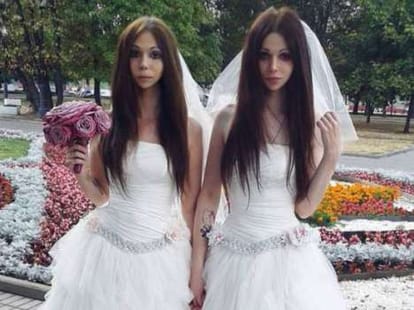 newly wed couple who look like identical twins