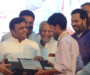 CM Akhilesh asks some questions to students.