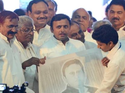 CM Akhilesh asks some questions to students.