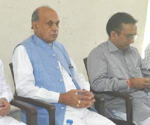 Tug of war between Congress and BJP.