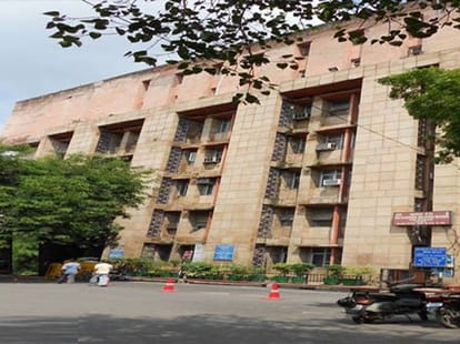 3 pregnant women sleep on one bed in bara rao hindu hospital