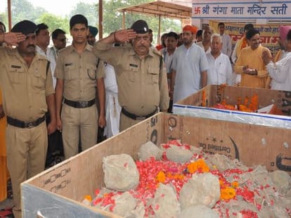 martyrs' bone immerse into holy ganga