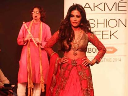 nargis fakhri and chitrangada singh new getup in fashion show