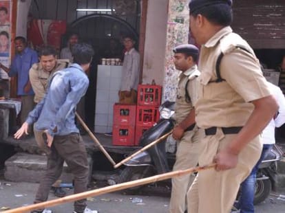 kashmiri student says pakistan zindabad, fight other student, traffic jam, six injured