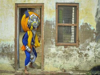 man with world's largest turban