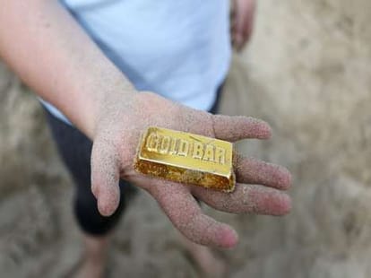 Gold smuggler caught with gold in microwave worth rupees 26 lakh.