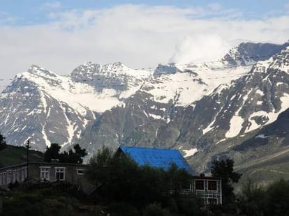 Season's first snowfall on the higher peaks of Himachal