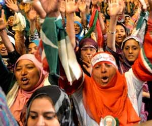 two died in pakistan in clashes with police