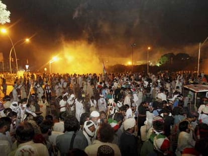 pakistan protesters enter in to parliament.