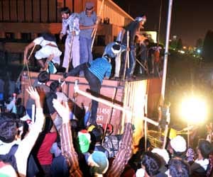pakistan protesters enter in to parliament.