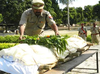 The mining mafia crushed the policeman by tractor.