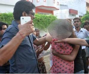 A girl get beaten by a eve teasers father.