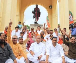 bjp protests against akhilesh government