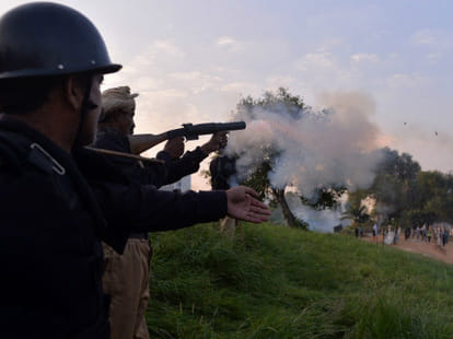 pakistan army chief calls emergency meeting on the issue