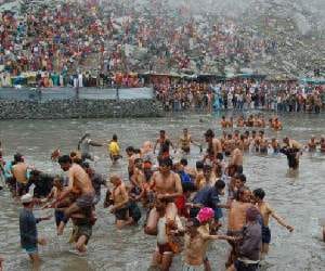 Manimahesh : Over 1lakh pilgrims take holy dip in Dal lake.