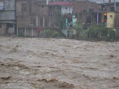 12 killed as flood wreak havok in jammu & kashmir