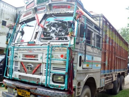 sister dead in road accident dehradun