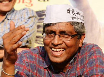 Stone pelted on Arvind kejriwal in a rally
