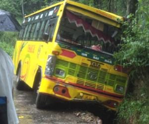 bus accident at humirpur, 10 injured
