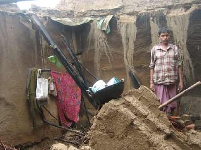 home collapse in heavy rain, 8 dead in punjab