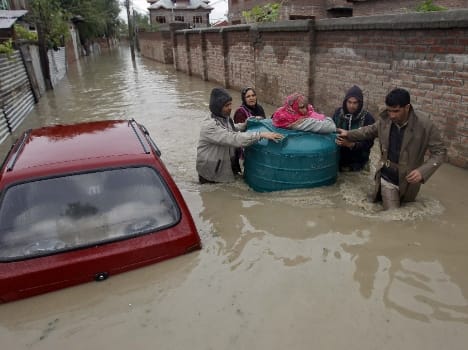 nine military personnel flows in flood inengaged in Rescue