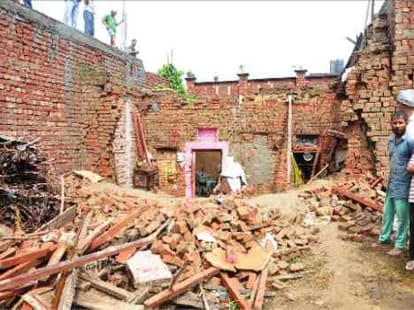 home collapse in heavy rain, 8 dead in punjab