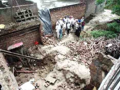 home collapse in heavy rain, 8 dead in punjab