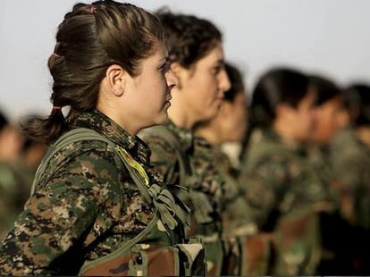 women fighters fight with IS.