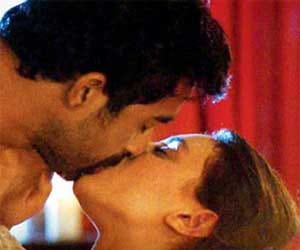 One Kiss, 15 Retakes: Karan Kundra, Chetna Pande 