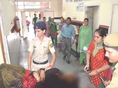 man stabbed two sisters in mandi.
