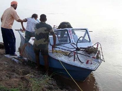 more than 3 thousand people stranded on Pakistan border island
