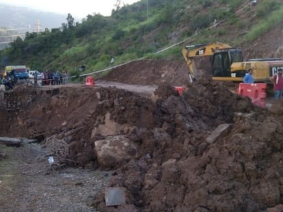 flood victims walk along kashmir to jammu